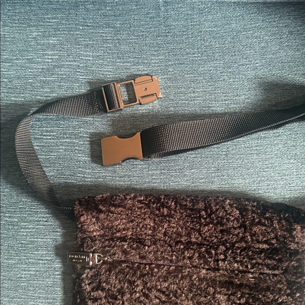 Mondani Women's Black waist Fur Bag. - Picture 4 of 10